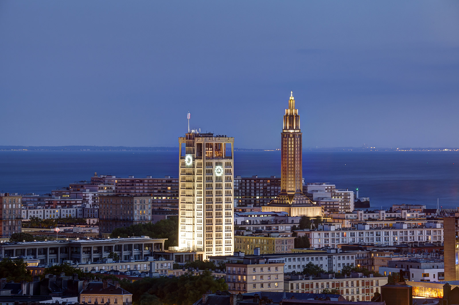 Le Havre de nuit : l’hôtel de ville et l’église Saint-Joseph face à la mer